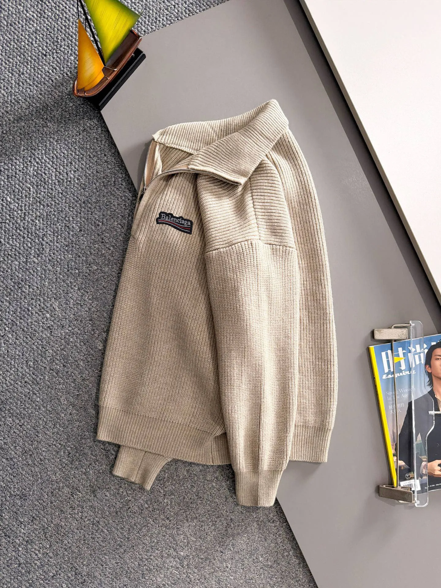 The latest knitted sweater jackets from Balenciaga’s 2026 Autumn and Winter official website are now on sale at the counters for Hot Sale! Specially made of wool blended fabric. It feels comfortable and can be directly in contact with the skin. The logo badge is exquisitely embroidered, which is extremely eye-catching! The details highlight the fashionable charm of big brands. Exquisite workmanship. Three-dimensional cutting style. The wearing effect is invincible and handsome! All three standards are complete! Sizes:M-4XL